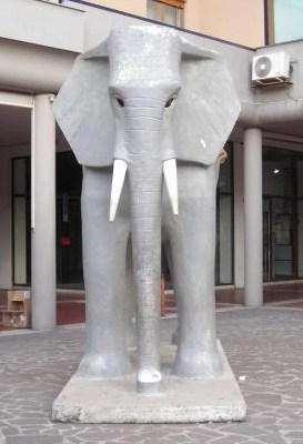Скульптура слона на плошади Возрождения