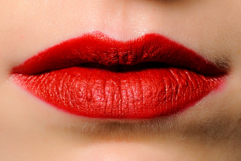 http://italia-ru.com/files/trucco-al-mare-no-al-rossetto-dai-colori-intensi-800x533.jpg