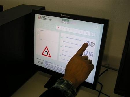 https://italia-ru.com/files/esame-scuola-guida.jpg