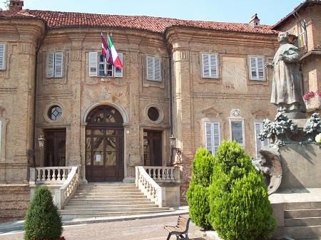 https://italia-ru.com/files/palazzo_comunale_bra_0.jpg